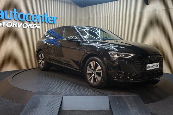 Sort Audi Q8 e-tron fra 2024 set udefra