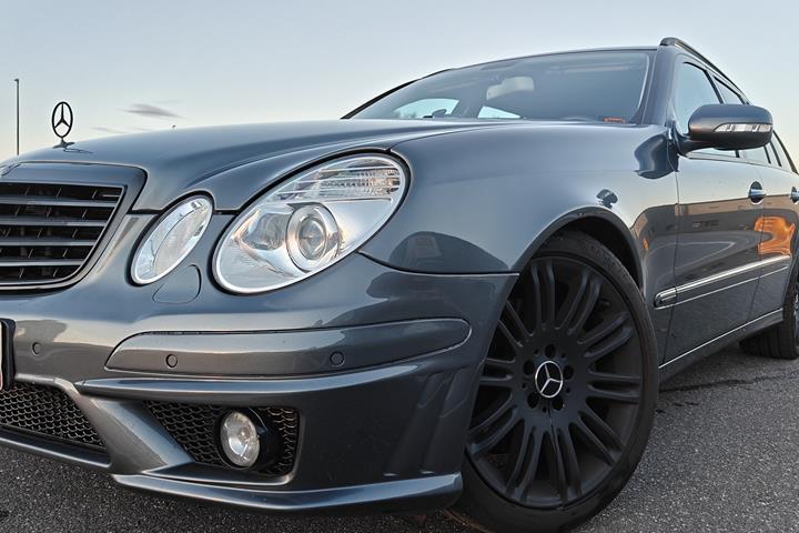 Grå Mercedes E-Klasse fra 2006