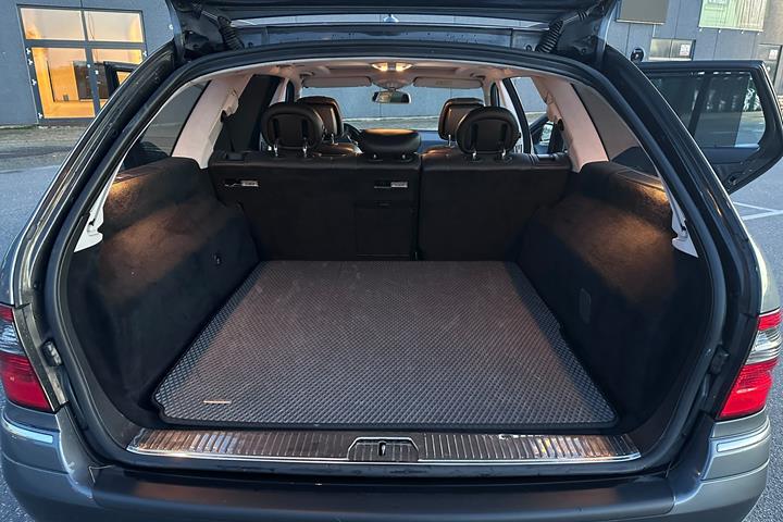 Grå Mercedes E-Klasse fra 2006