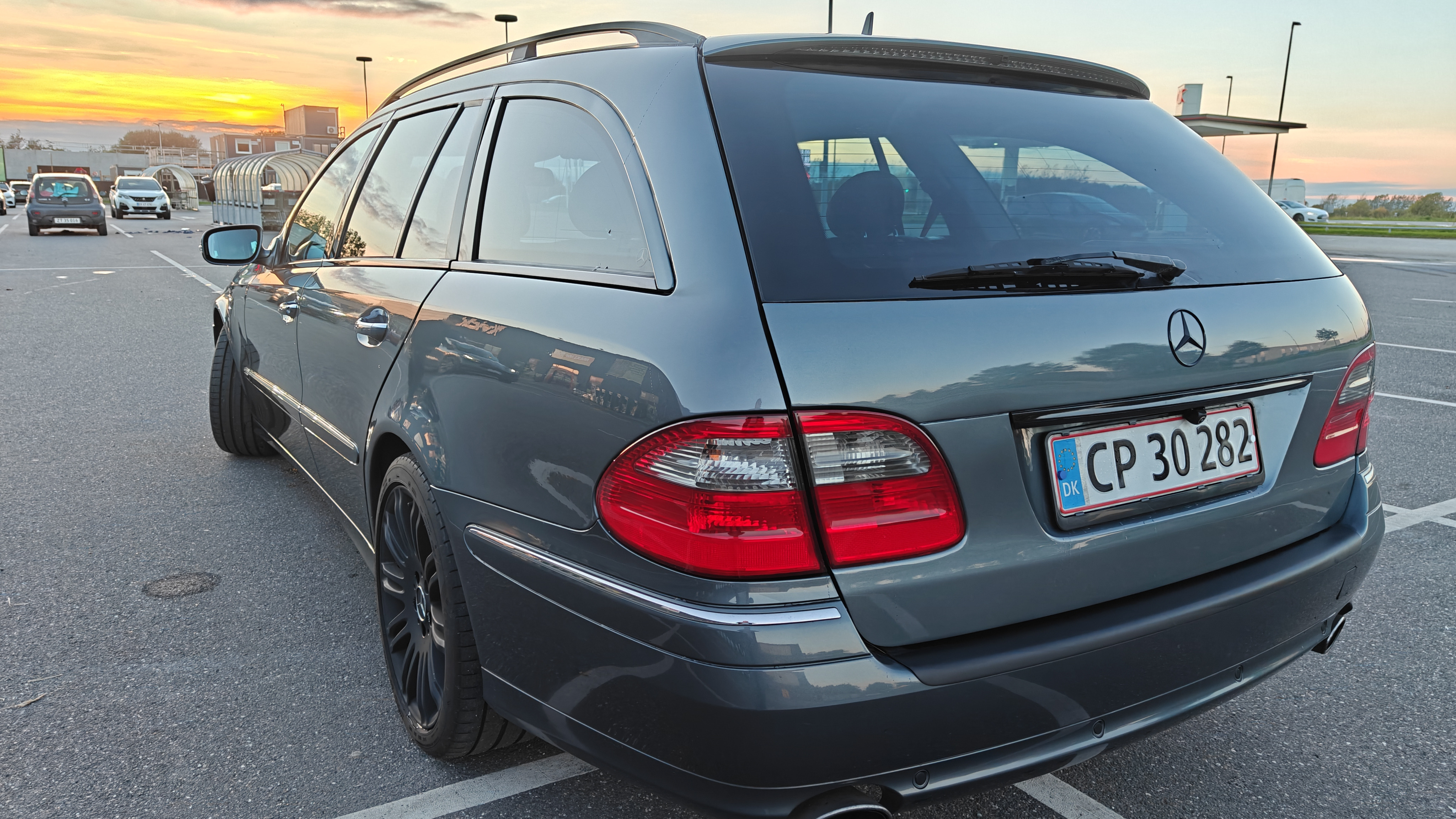 Grå Mercedes E-Klasse fra 2006
