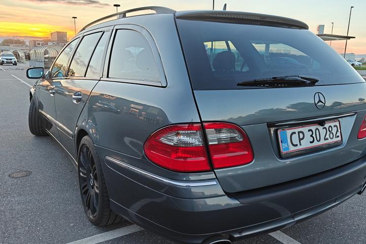 Grå Mercedes E-Klasse fra 2006