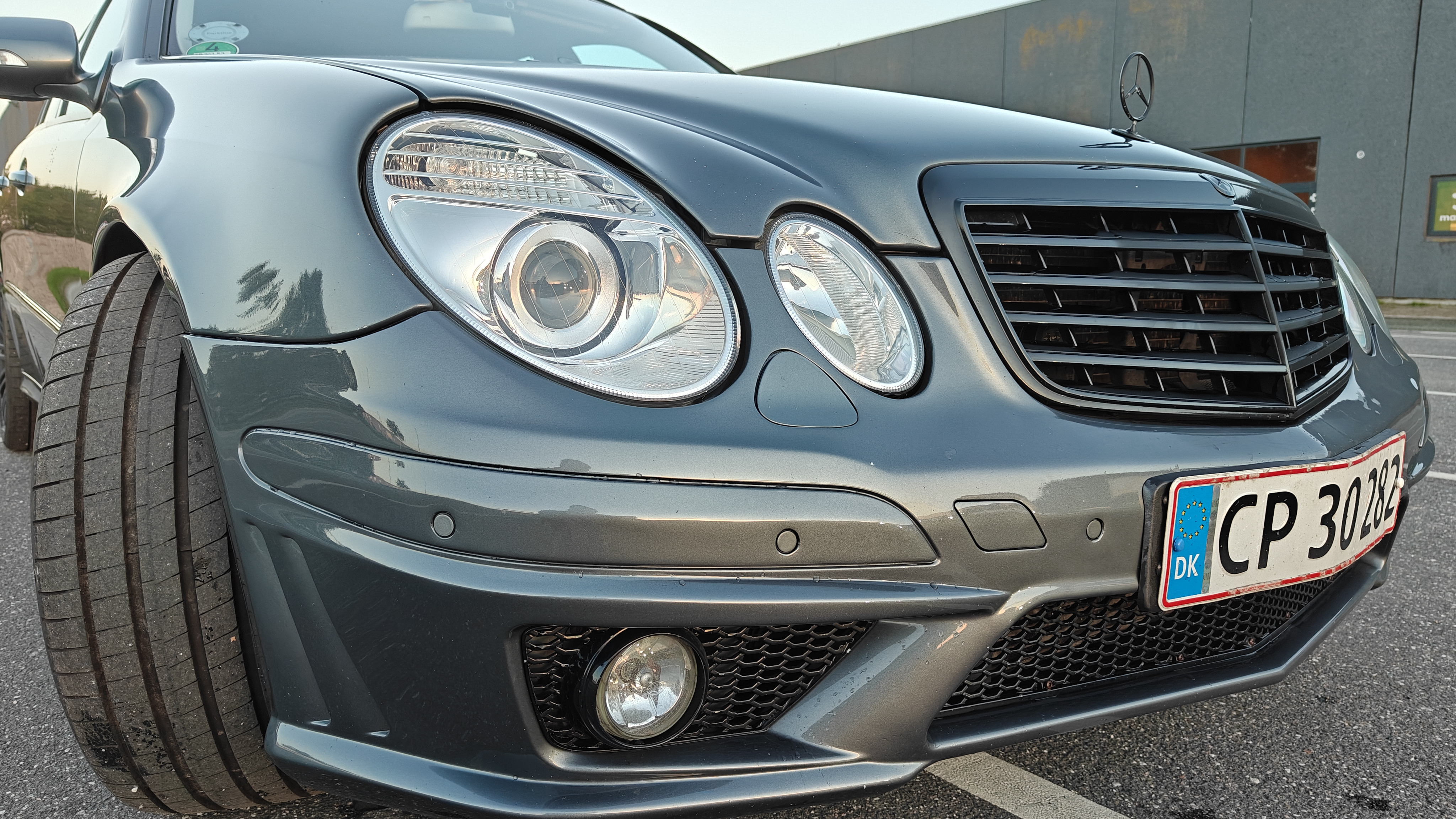 Grå Mercedes E-Klasse fra 2006
