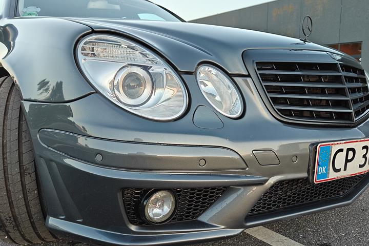 Grå Mercedes E-Klasse fra 2006