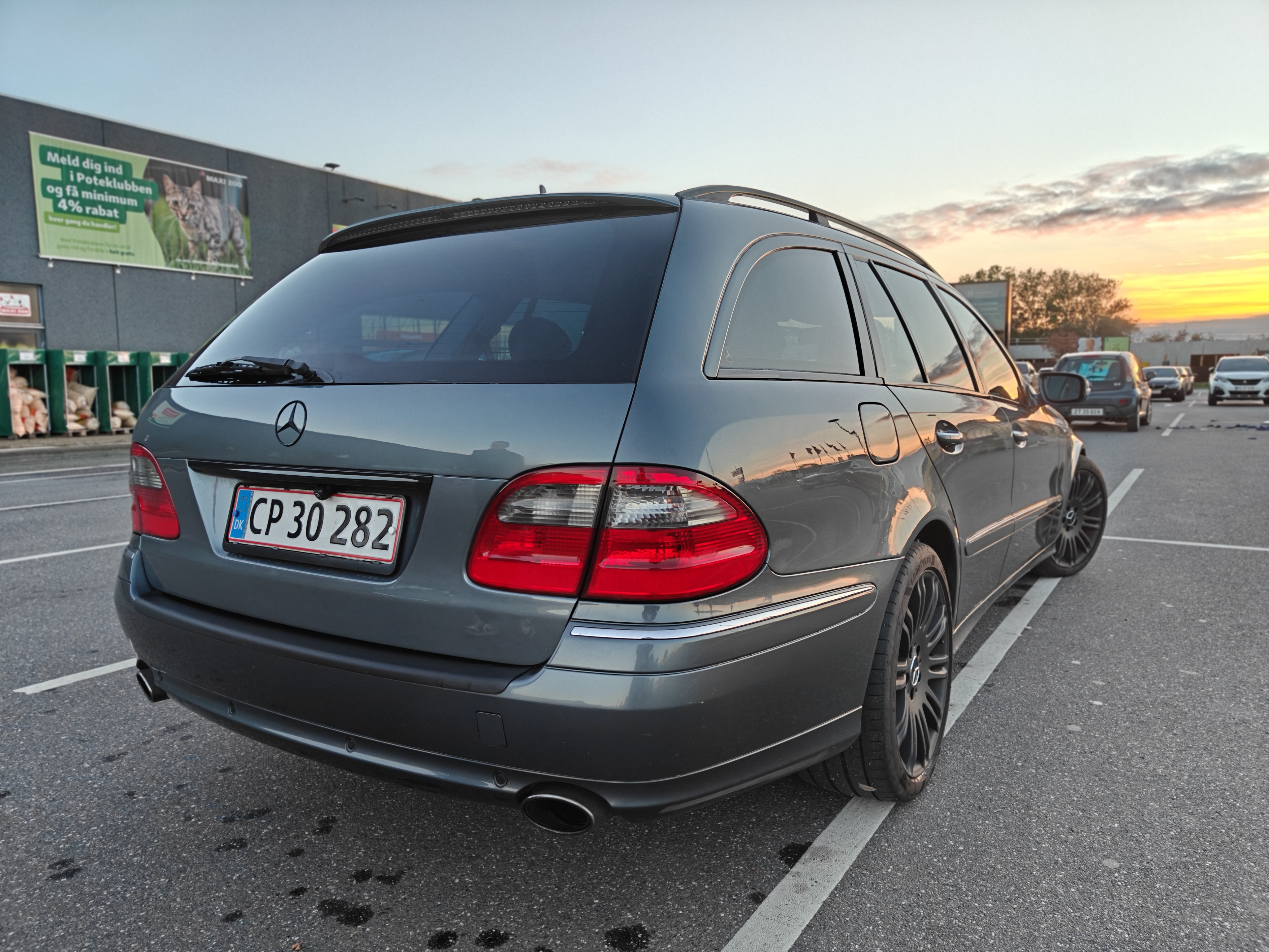 Grå Mercedes E-Klasse fra 2006