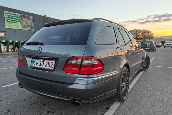 Grå Mercedes E-Klasse fra 2006