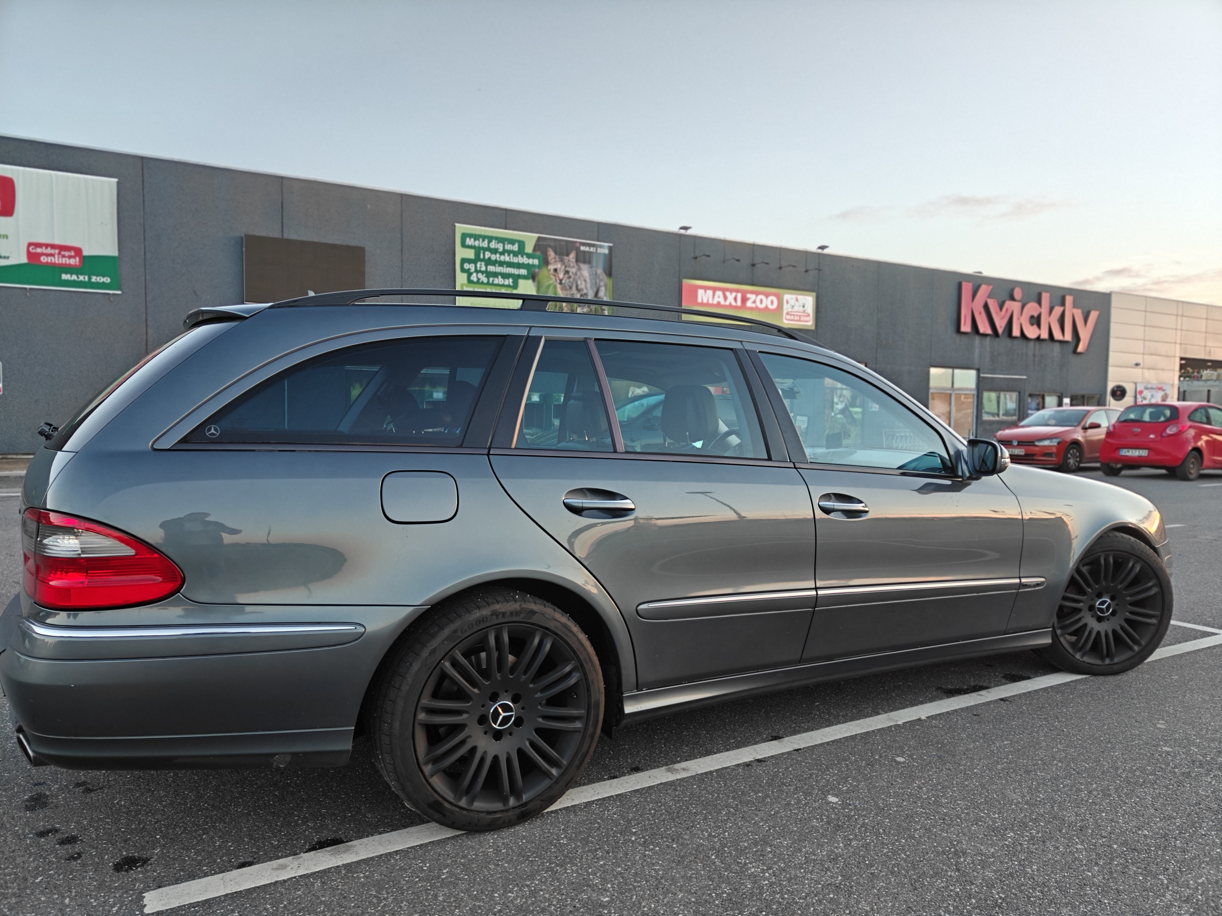 Grå Mercedes E-Klasse fra 2006