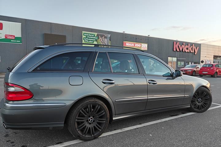 Grå Mercedes E-Klasse fra 2006
