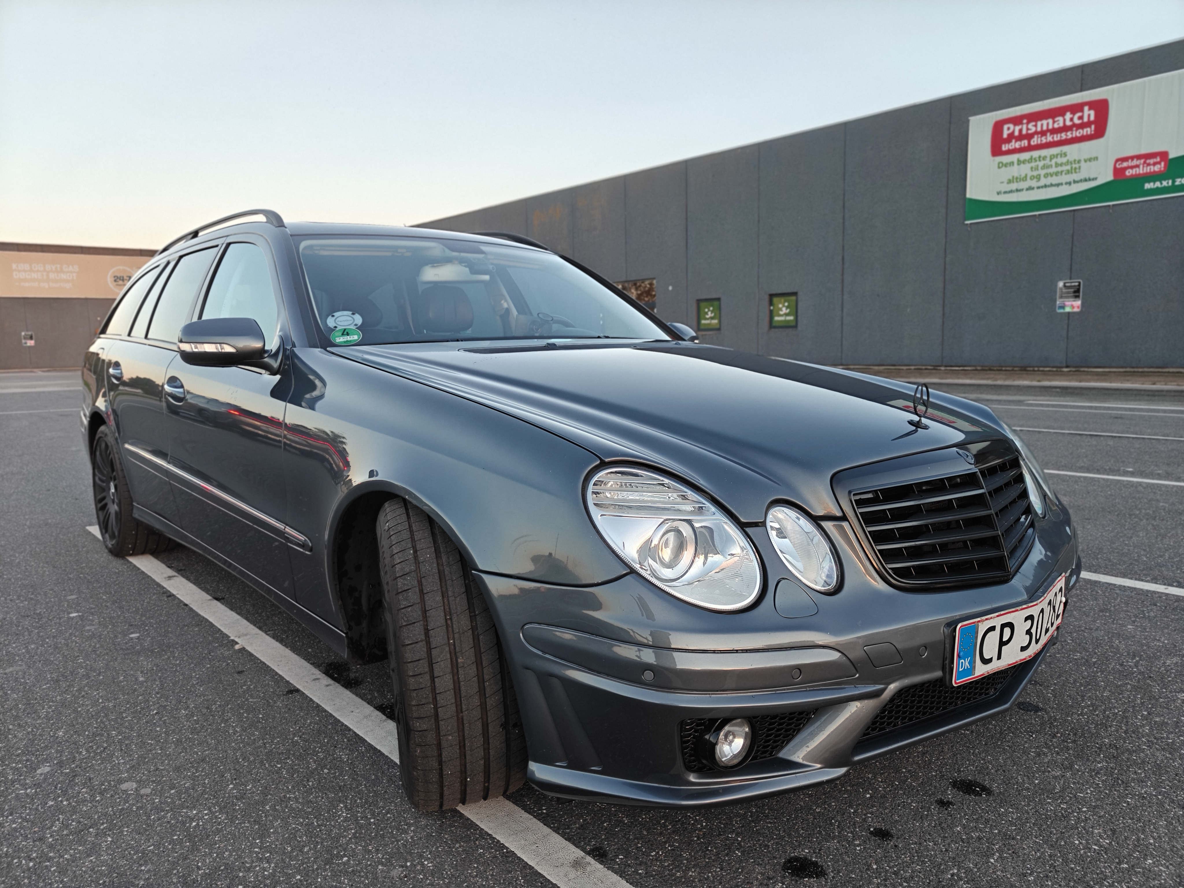 Grå Mercedes E-Klasse fra 2006