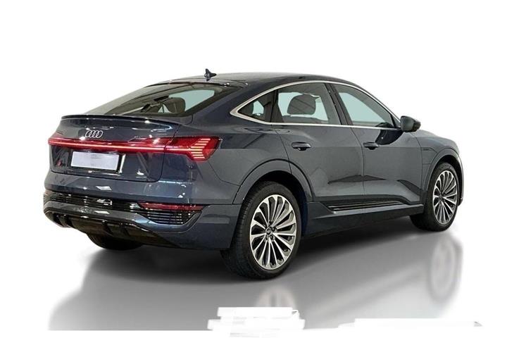 Grå Audi Q8 fra 2023