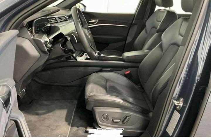 Grå Audi Q8 fra 2023