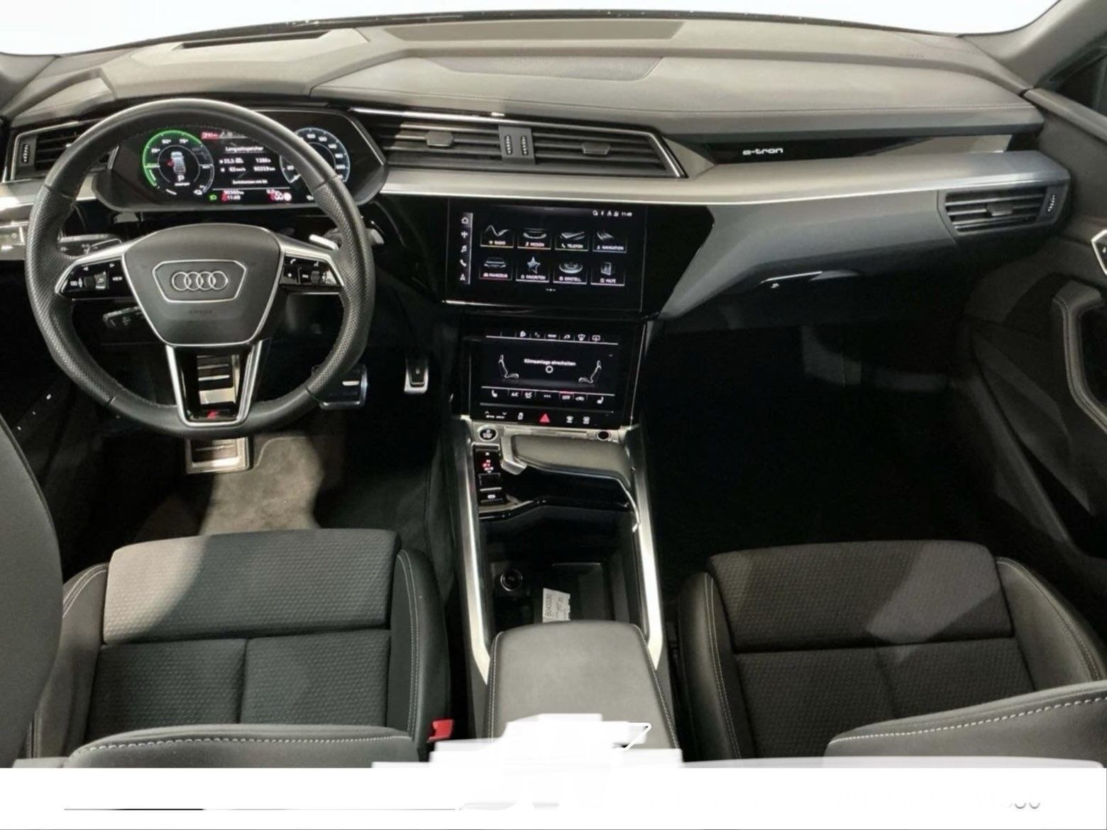 Grå Audi Q8 fra 2023