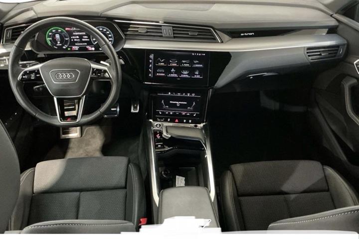 Grå Audi Q8 fra 2023