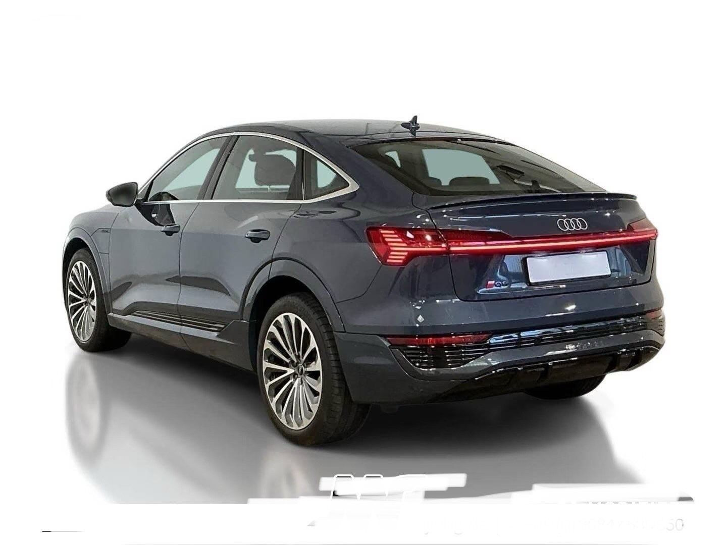 Grå Audi Q8 fra 2023