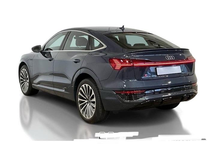 Grå Audi Q8 fra 2023