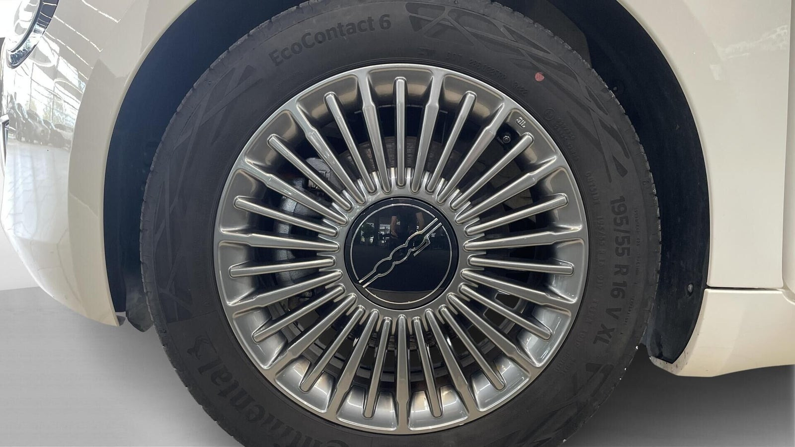 Hvid Fiat 500e fra 2022