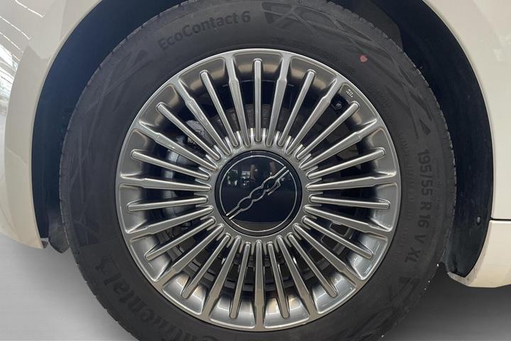 Hvid Fiat 500e fra 2022