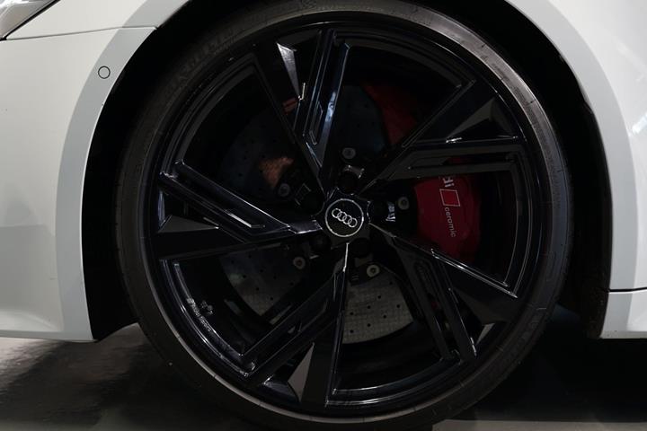 Hvid Audi RS6 fra 2020