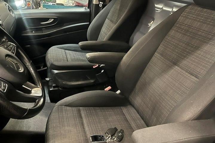 Blå Mercedes Vito 116 fra 2020
