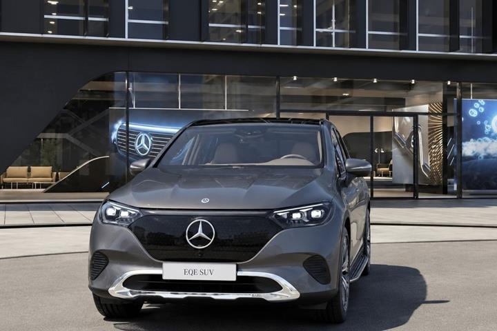 Grå Mercedes EQE500 SUV fra 2025