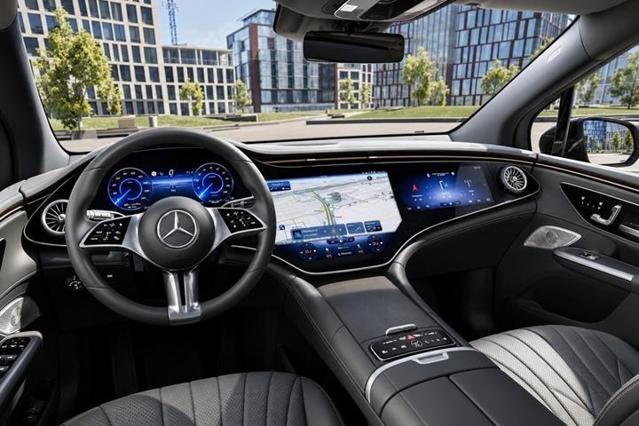 Grå Mercedes EQE500 SUV fra 2025