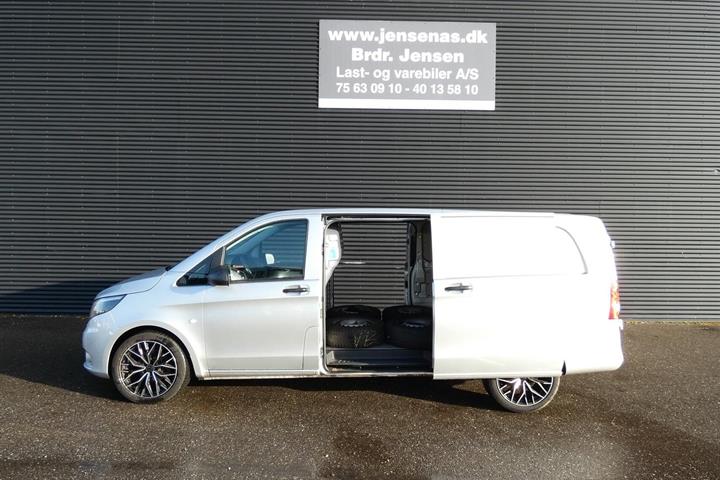 Sølv Mercedes Vito 114 fra 2021