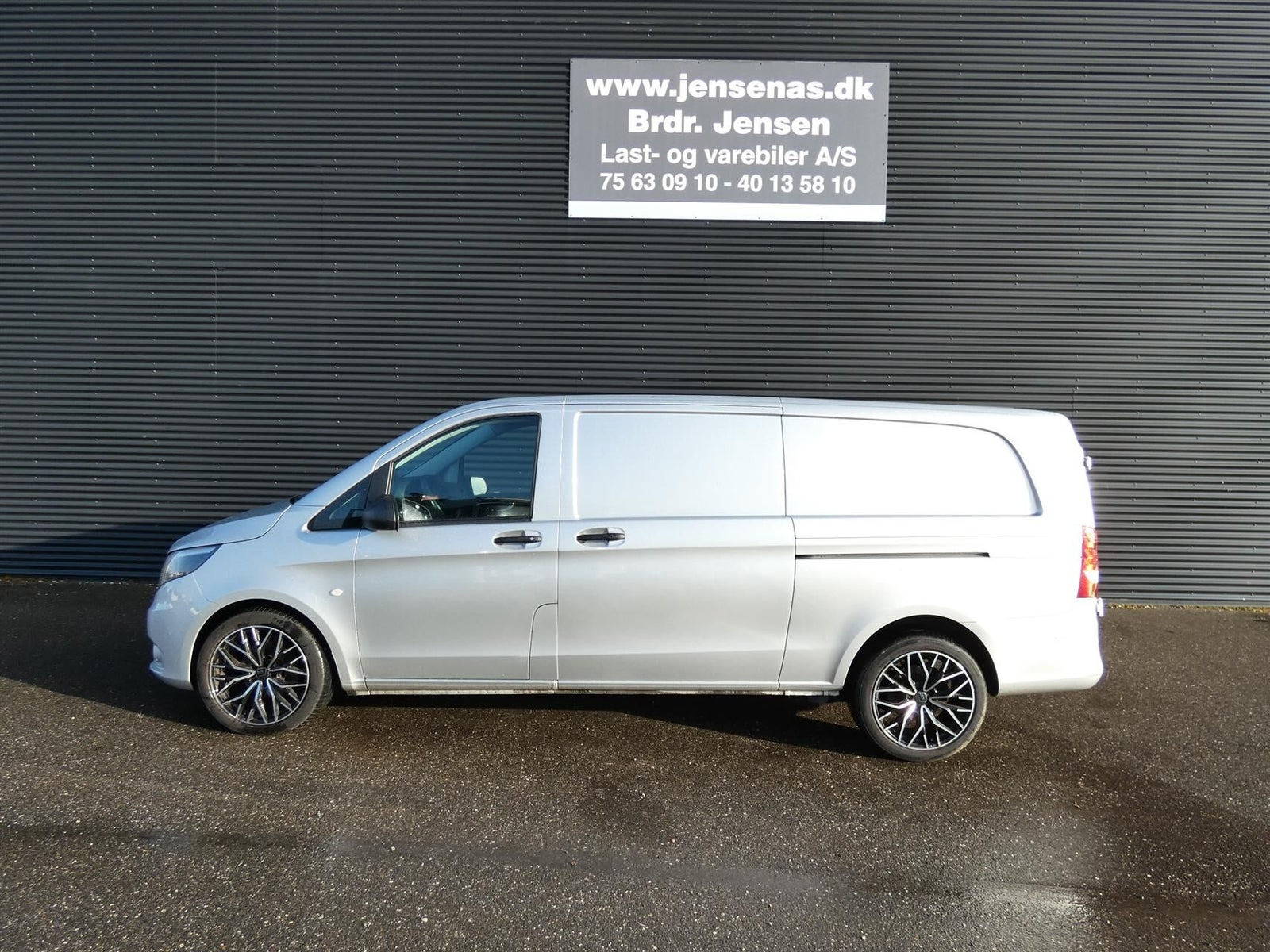 Sølv Mercedes Vito 114 fra 2021