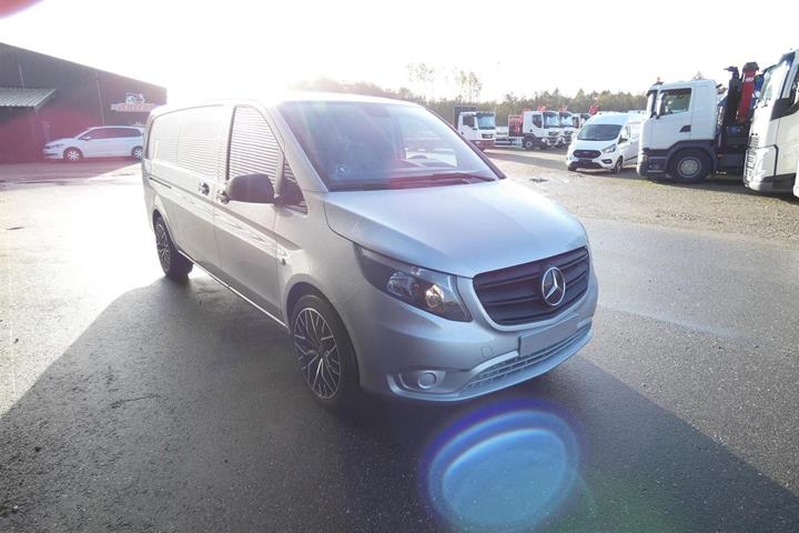 Sølv Mercedes Vito 114 fra 2021