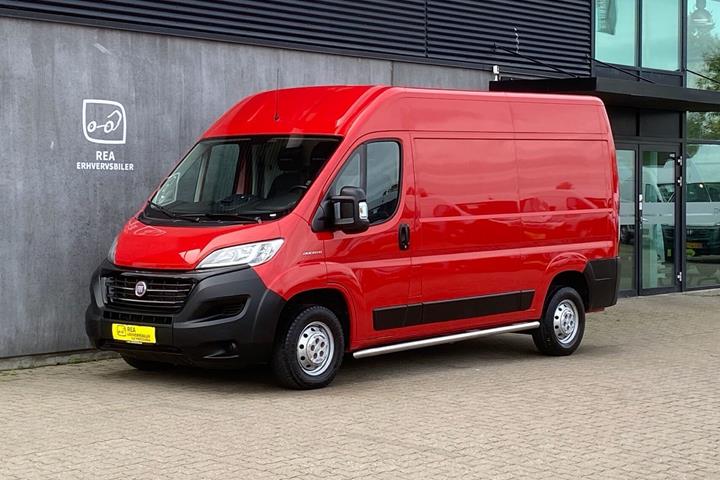 Rød Fiat Ducato fra 2020