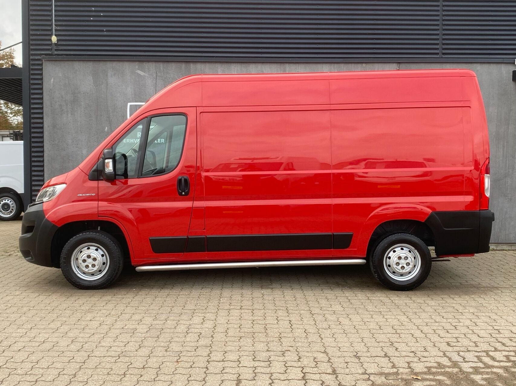 Rød Fiat Ducato fra 2020