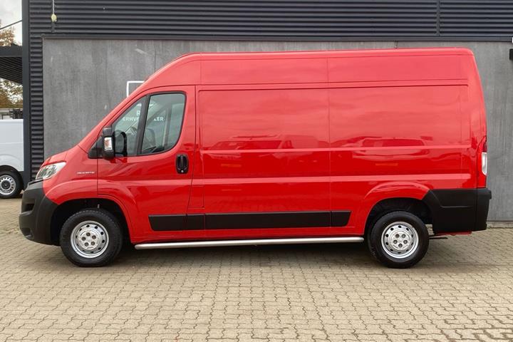 Rød Fiat Ducato fra 2020