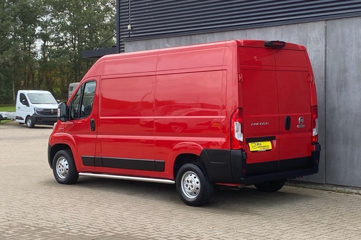 Rød Fiat Ducato fra 2020