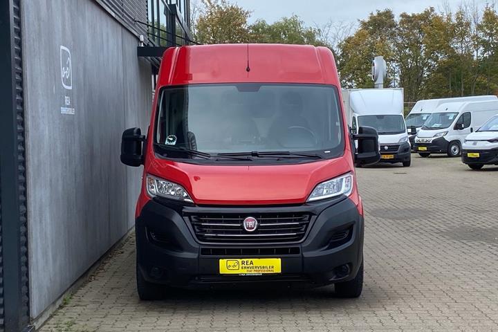 Rød Fiat Ducato fra 2020