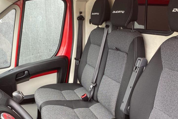 Rød Fiat Ducato fra 2020