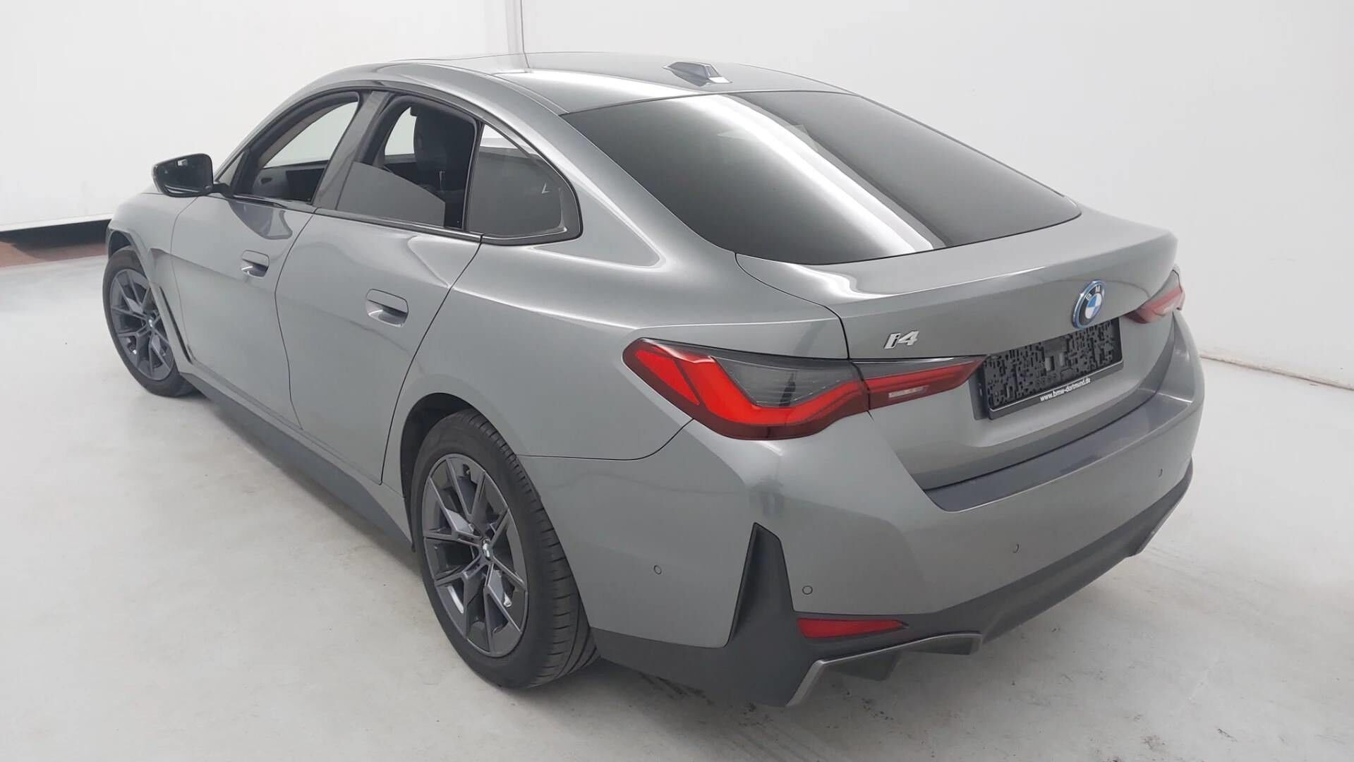 Grå BMW i4 fra 2024
