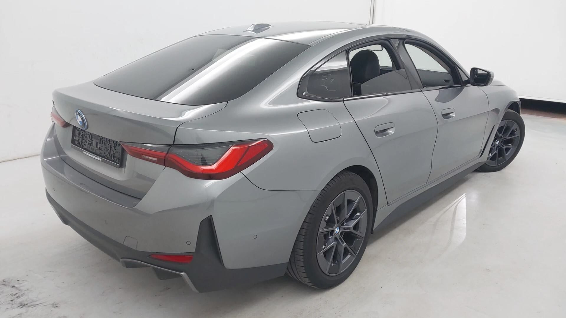 Grå BMW i4 fra 2024