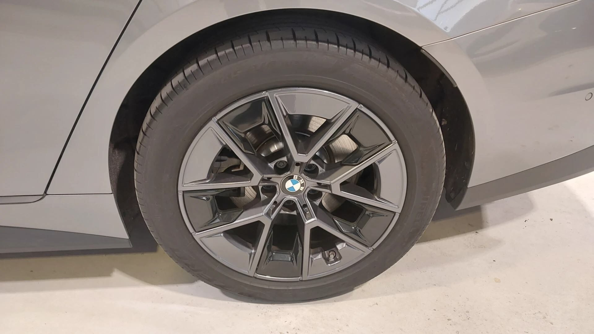 Grå BMW i4 fra 2024