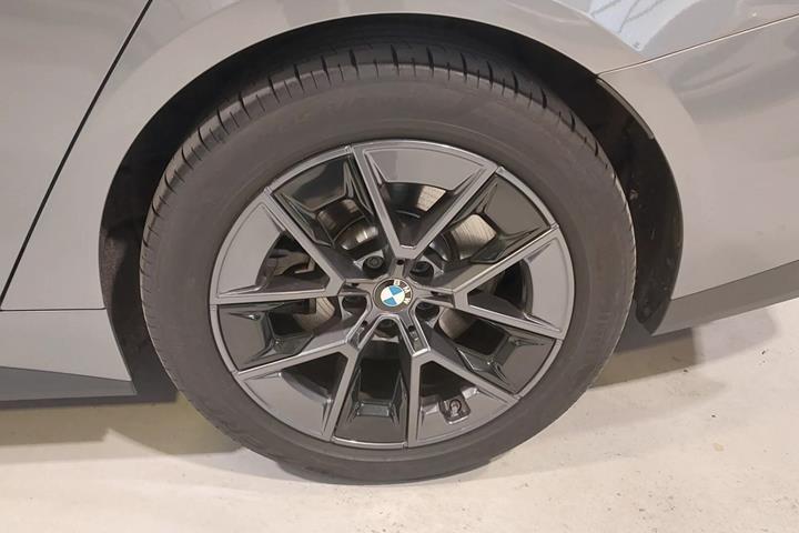 Grå BMW i4 fra 2024