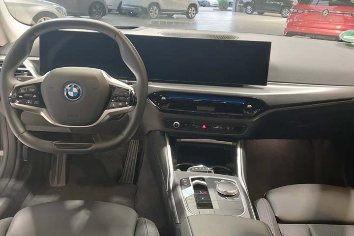 Grå BMW i4 fra 2024