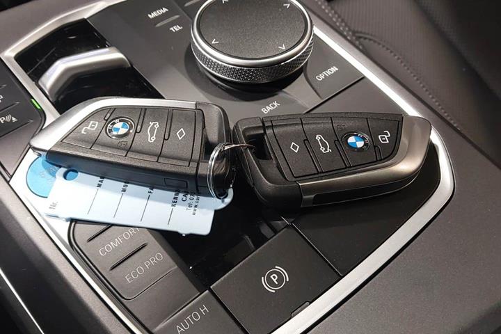 Grå BMW i4 fra 2024