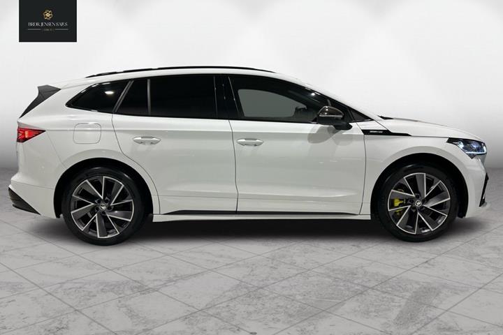 Hvid Skoda Enyaq fra 2023