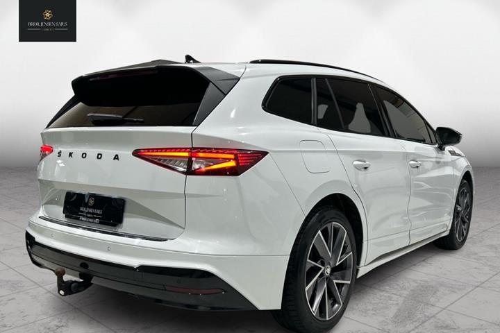 Hvid Skoda Enyaq fra 2023