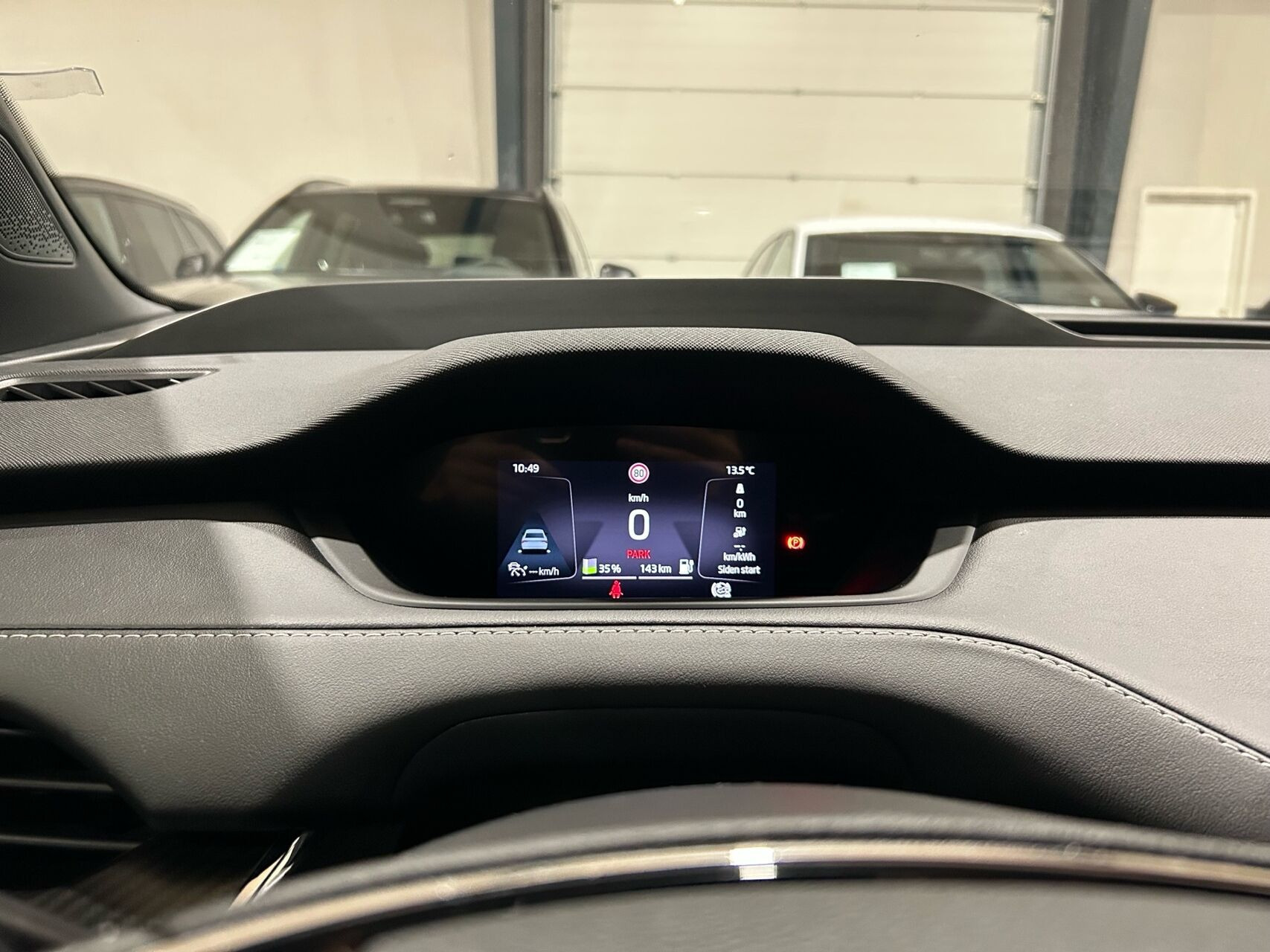 Hvid Skoda Enyaq fra 2023