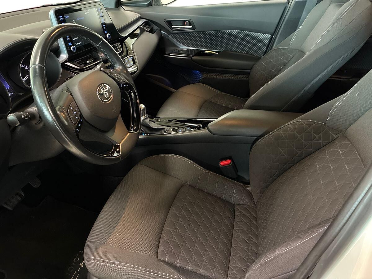 Hvid Toyota C-HR fra 2020