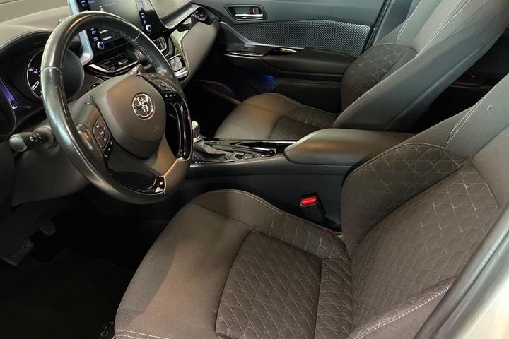 Hvid Toyota C-HR fra 2020
