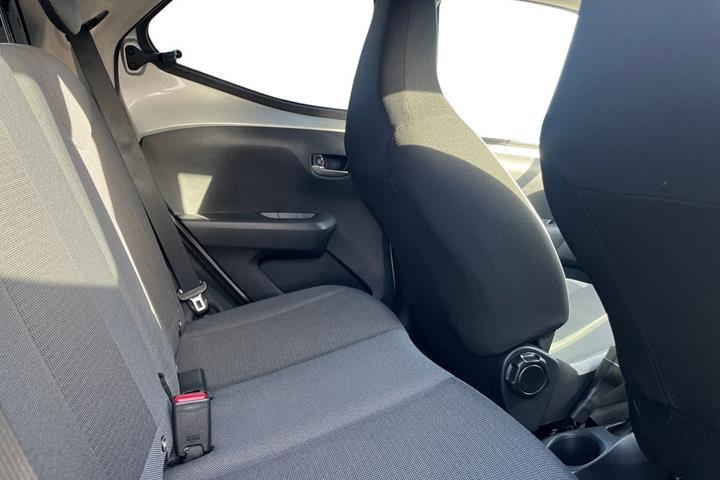 Sølv Toyota Aygo fra 2020