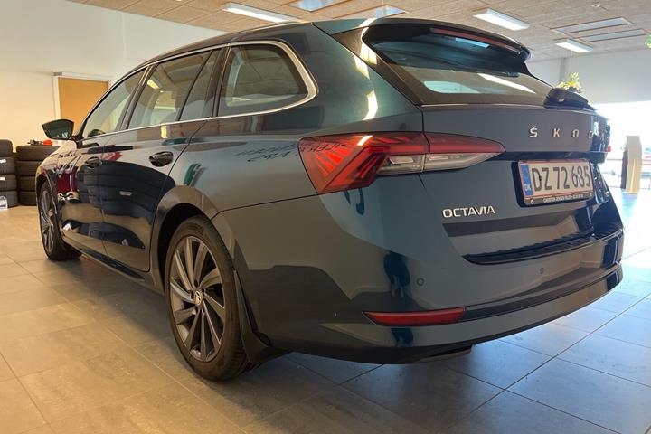 Blå Skoda Octavia fra 2024