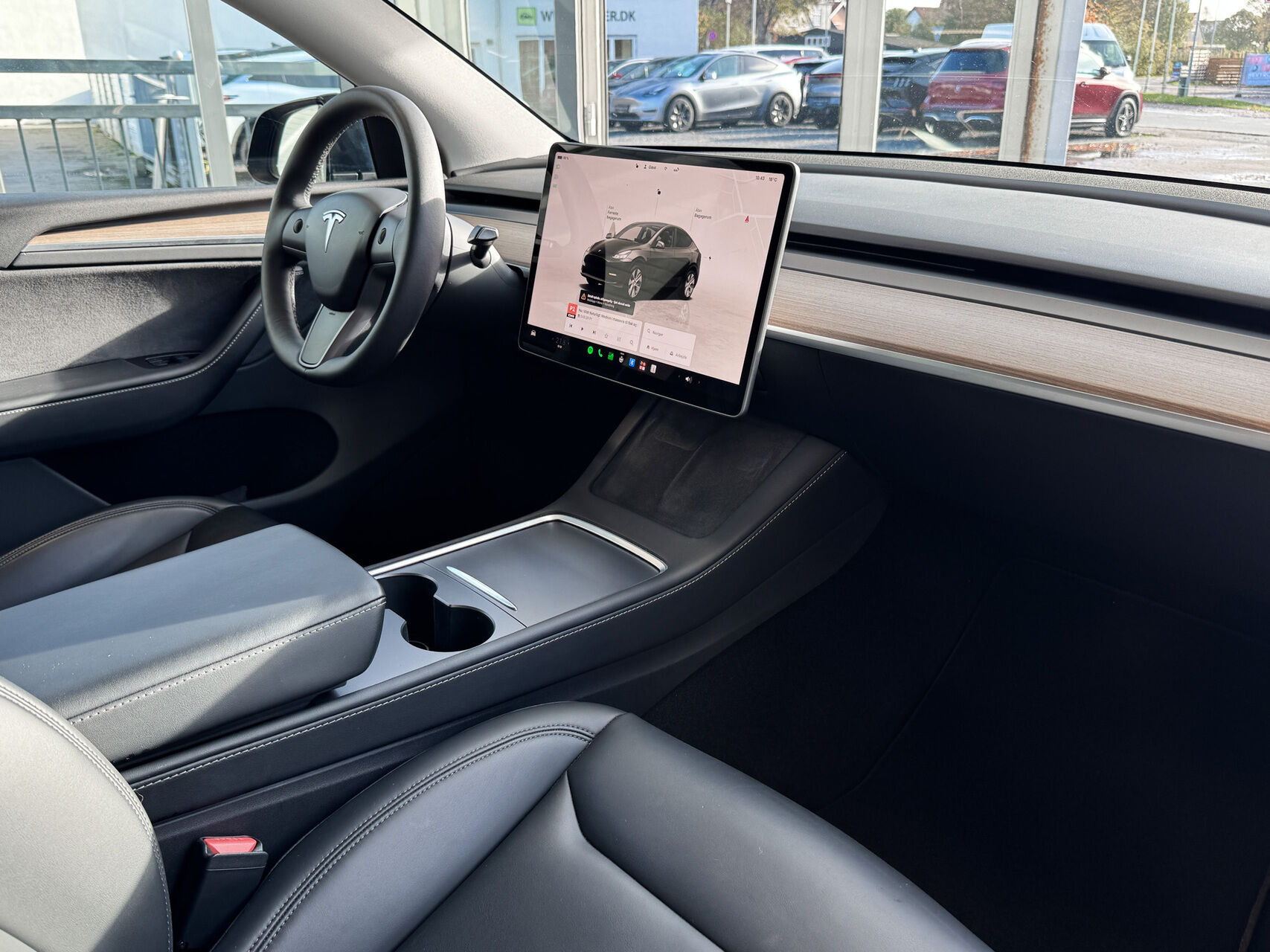 Sort Tesla Model Y fra 2023