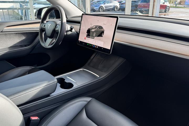 Sort Tesla Model Y fra 2023