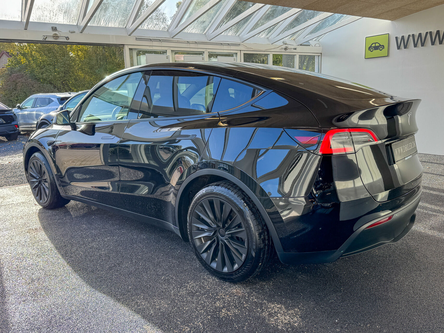 Sort Tesla Model Y fra 2023
