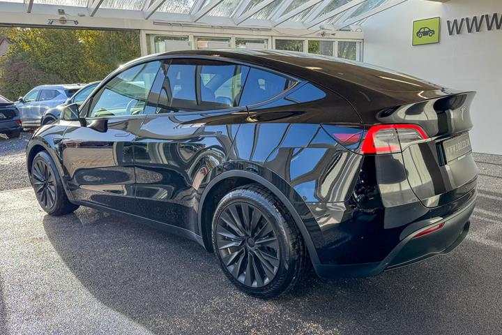 Sort Tesla Model Y fra 2023